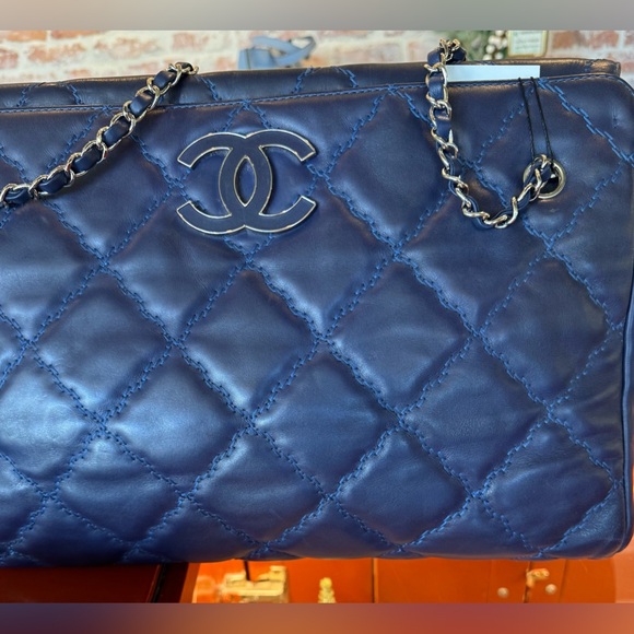 Chanel Blue Lambskin Hampton Bag - Picture 4 of 13